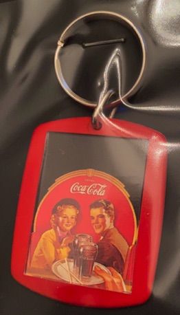 93223-1 € 2,00 coca cola sleutelhanger  man en vrouw.jpeg